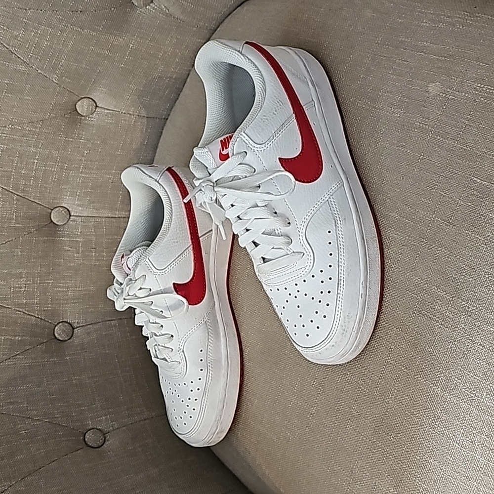 NIKE WOMENS COURT VISION LOW SNEAKER- WHITE & RED
